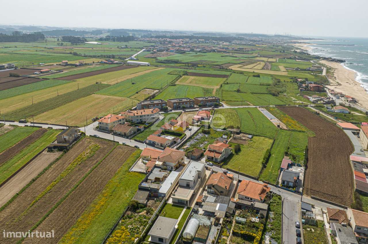 Terreno junto à praia, em Vila Chã. - Grande imagem: 5/18