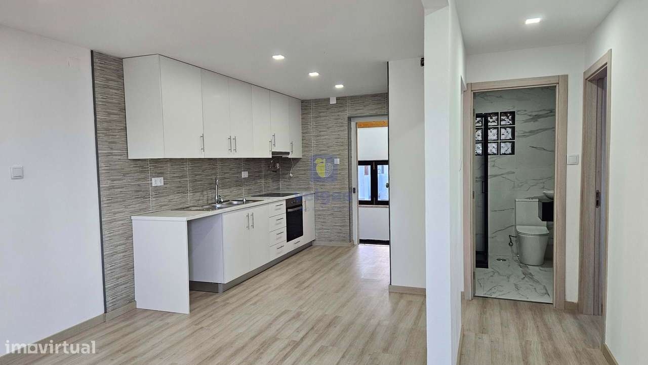 Edifício para Habitação e Comércio - Moradia T3 Renovada c/ Terraço e-16