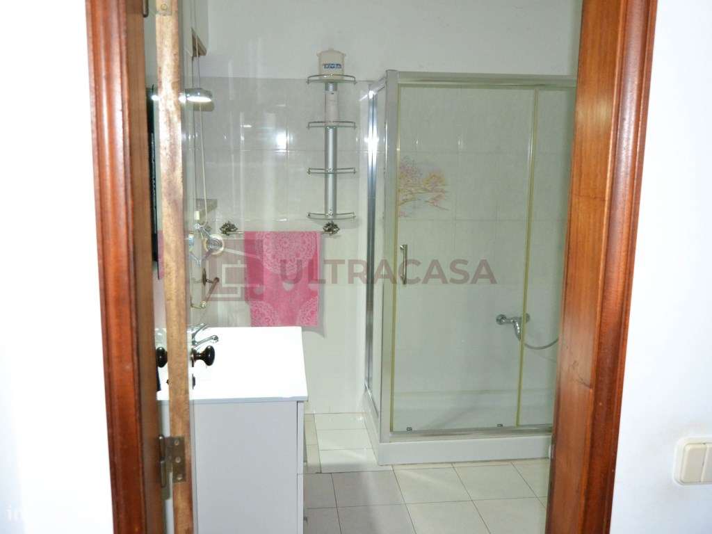 Vende-se excelente Moradia V7 com Jardim, Terraço e Garagem em Algu...-11