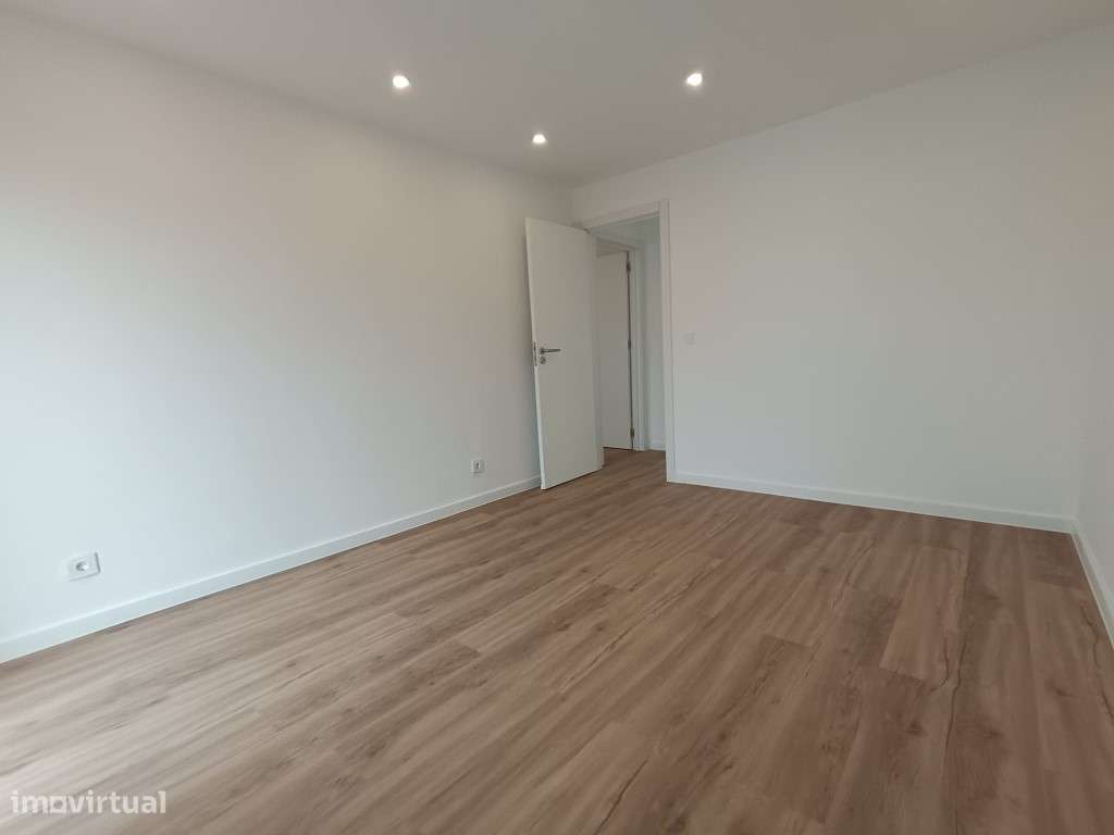 Apartamento T2 Renovado no centro de Camarate, Loures-9