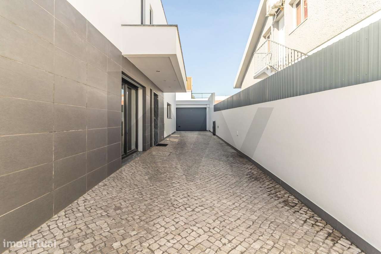Moradia T4 Geminada em Fernão Ferro-59