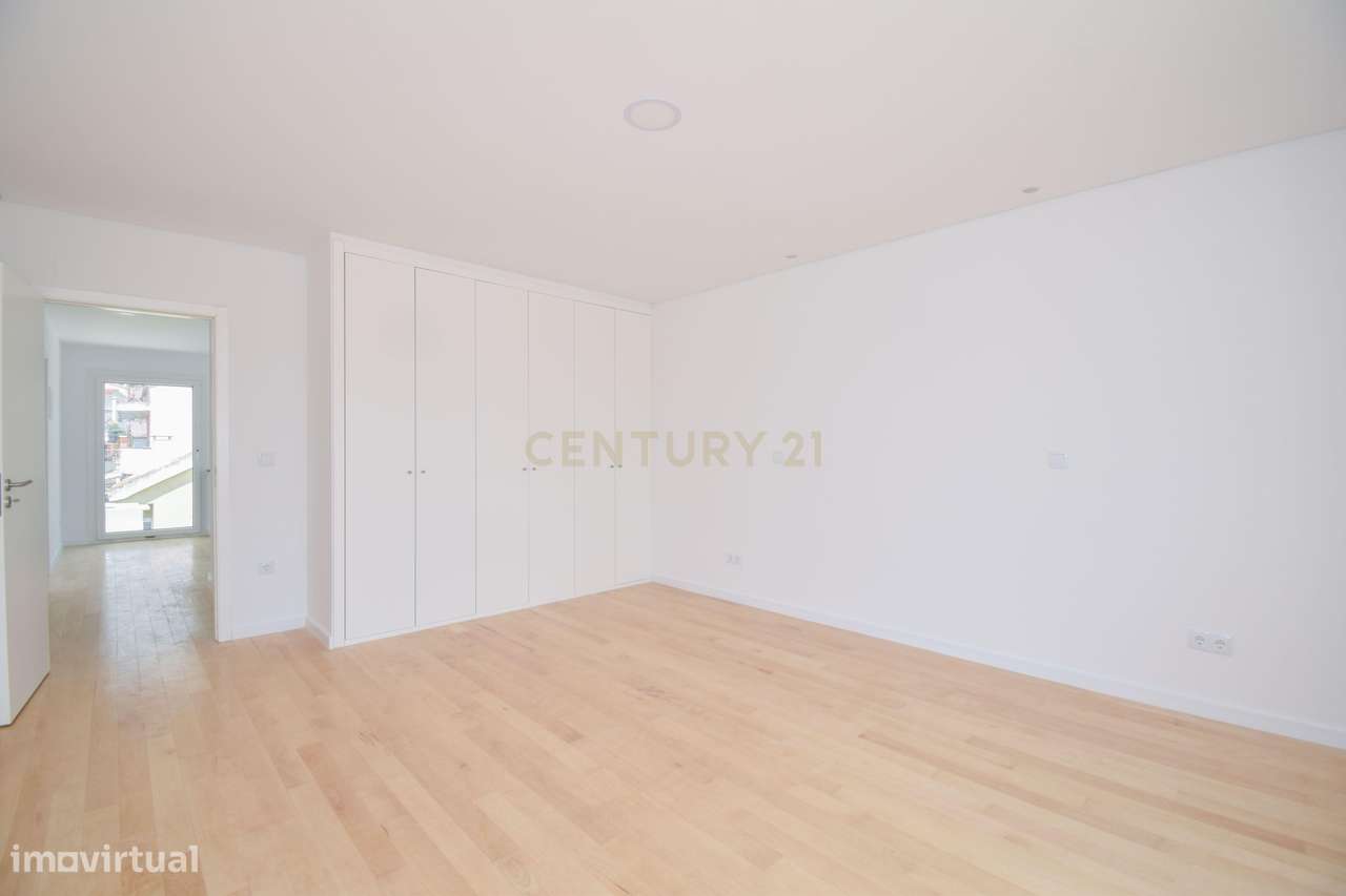 Moradia T4 de Arquitetura Moderna e Sustentável em Famões - Casal do R-21