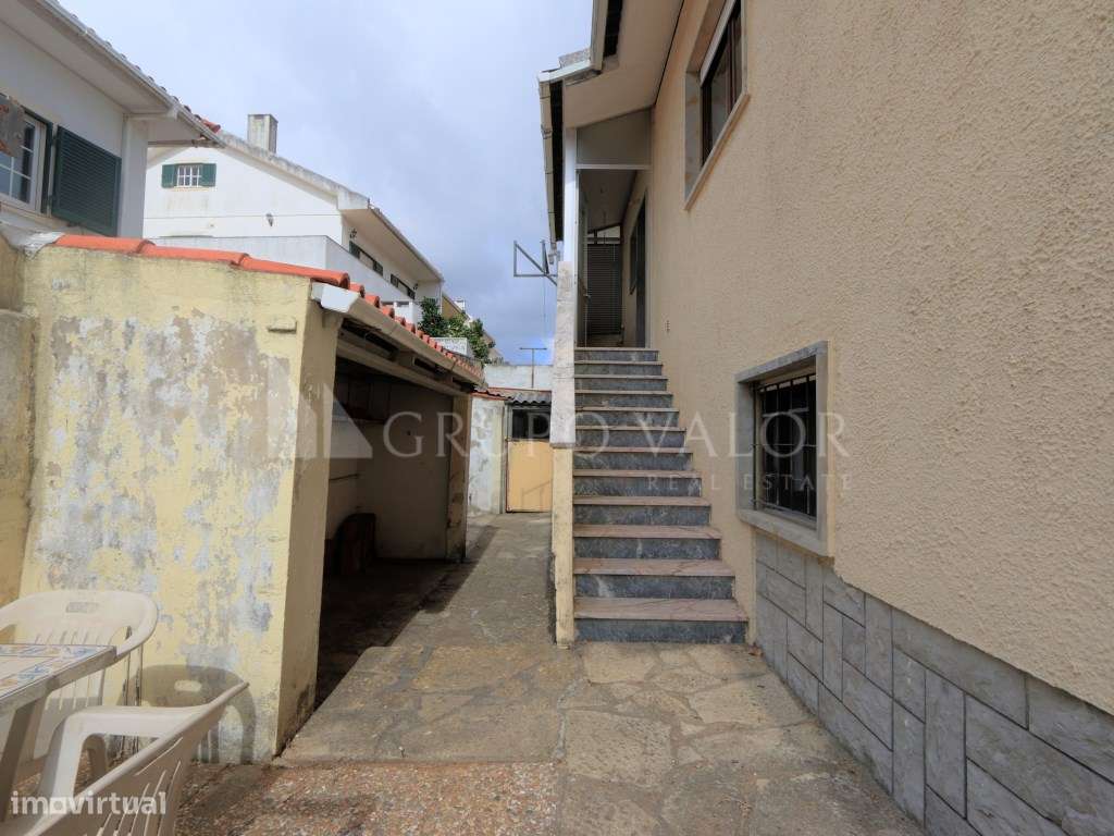 Moradia Isolada T4+2 com Garagem em Mem Martins-29