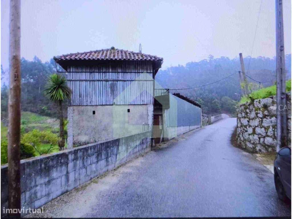 Terreno rústico com anexo e vistas para campo, rio e montanha em V....-0