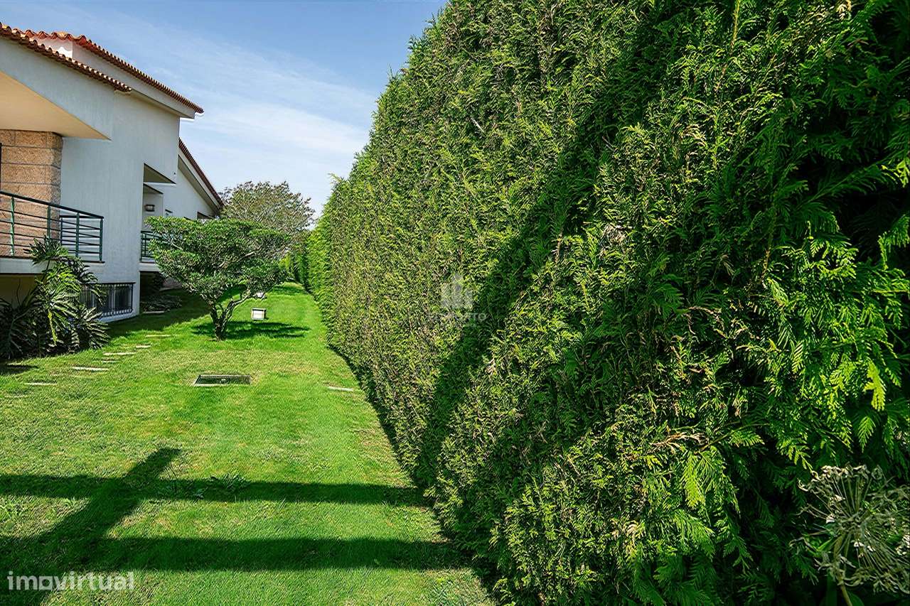 Moradia T6 Exclusiva com terreno de cerca 4.000 m² e Piscina Privada e-44