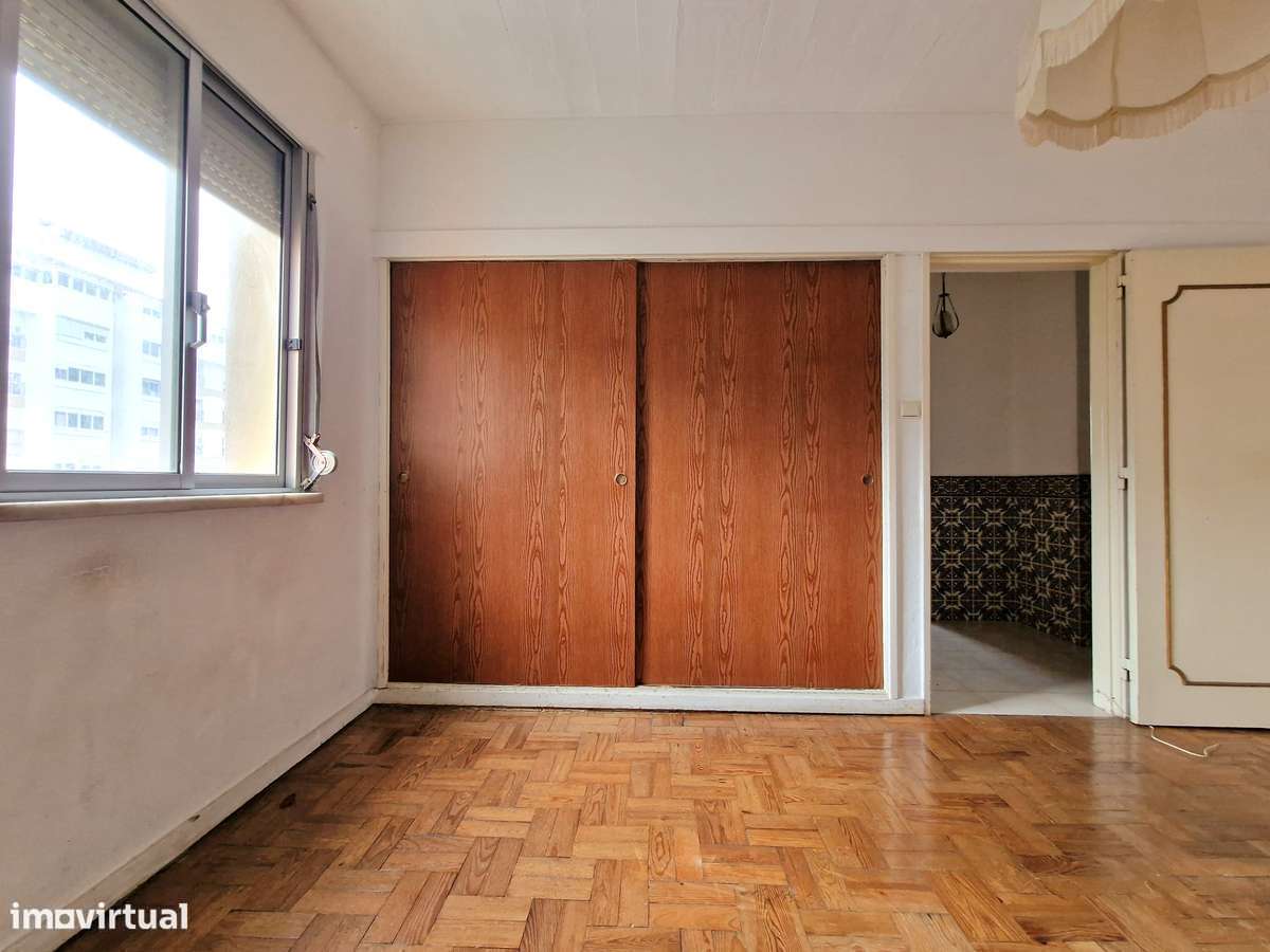Apartamento T3 para remodelação total nos Olivais-9