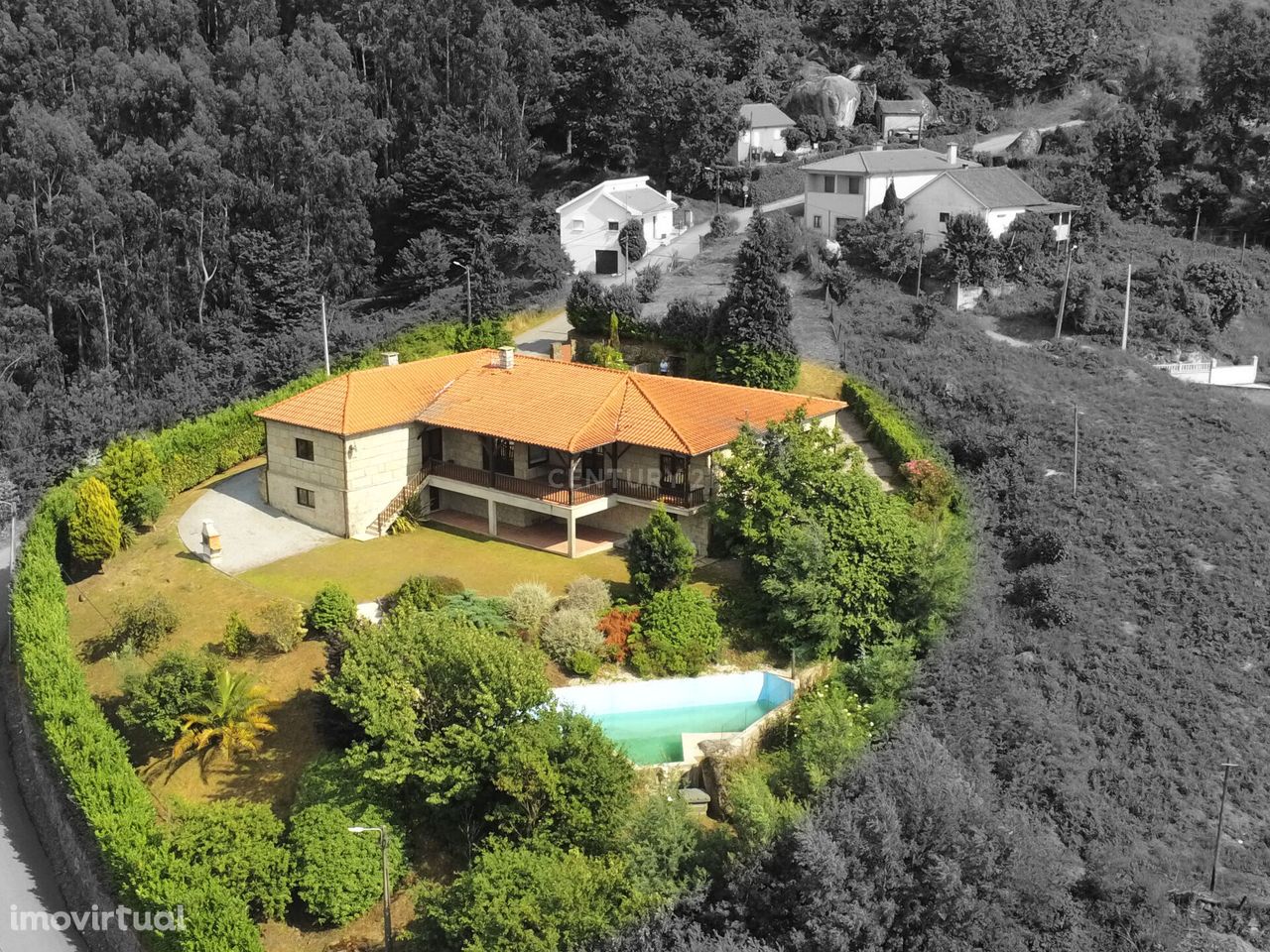 Casa com grandes áreas no Gerês com piscina e vistas sobre o rio