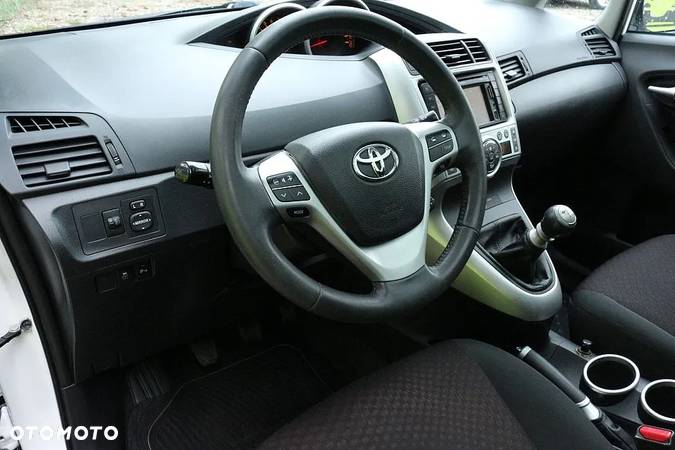 Toyota Verso 1.6 Premium - 26