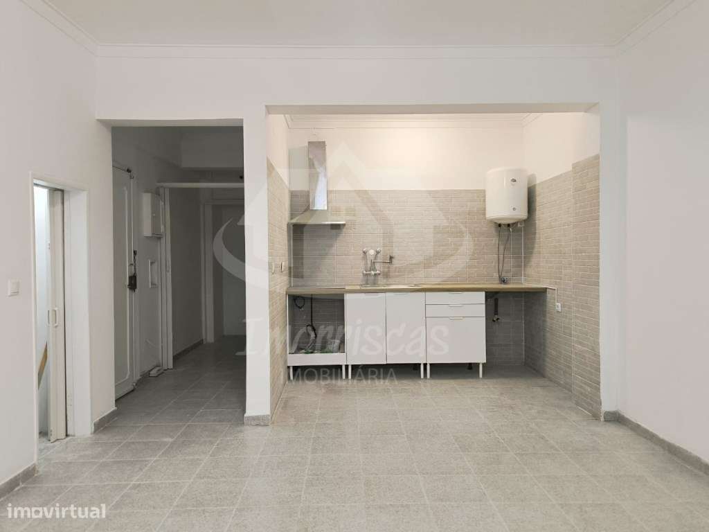 Apartamento T0 remodelado e pronto a habitar no Forte da Casa - Grande imagem: 2/25