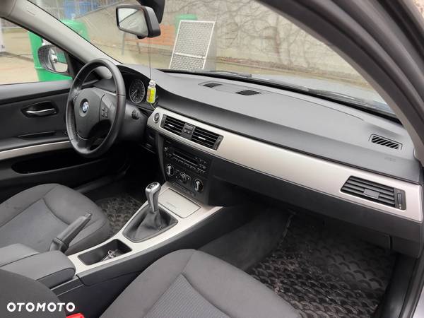 BMW Seria 3 318i - 3