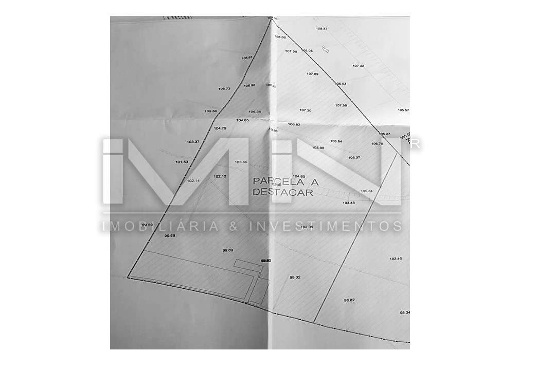 Terreno murado com construção - 2100m2-8