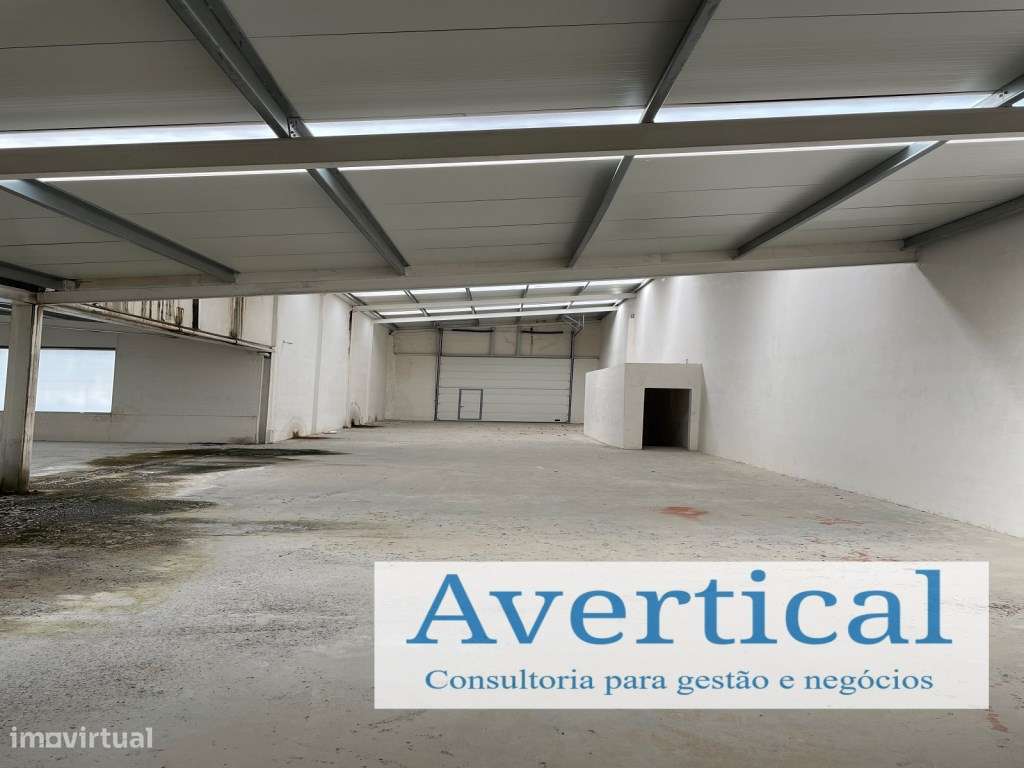 Condomínio com 16 armazéns-16