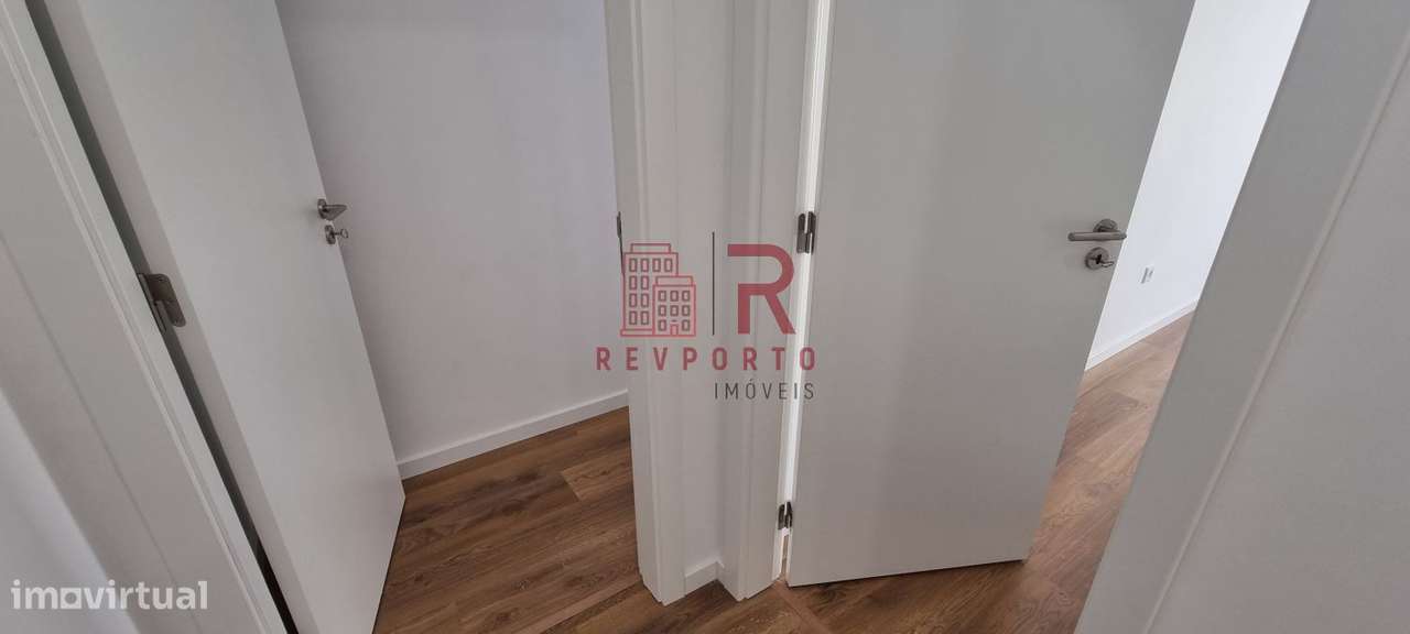 Apartamento T2, Novo, com suite e garagem dupla-8