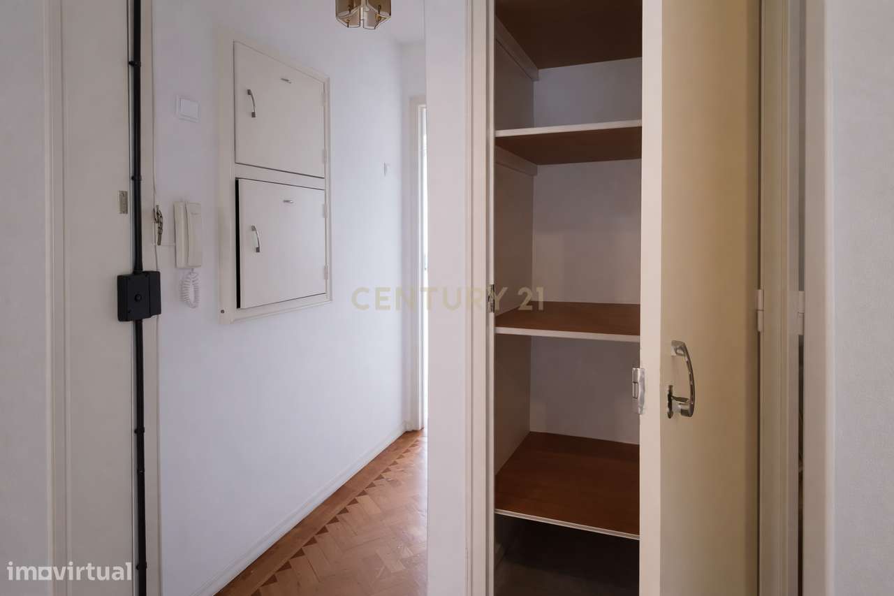 Apartamento T2 com Marquise e Excelente Potencial | Damaia de Cima – A-8