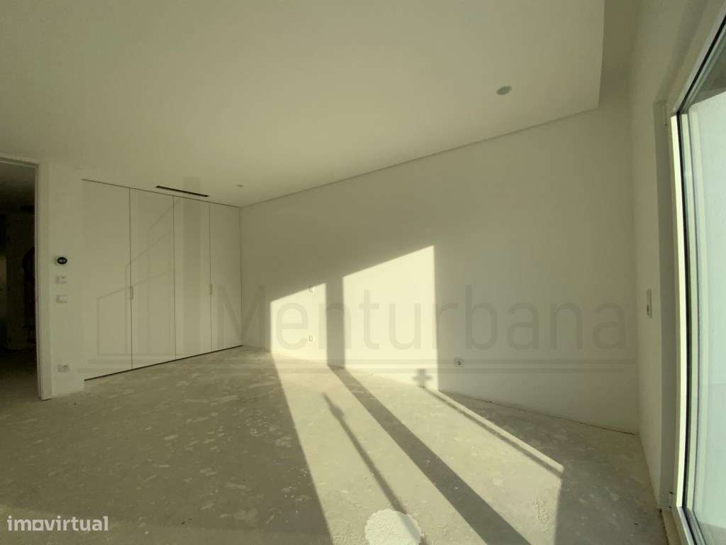 MORADIA T4 EM CONDOMÍNIO COM PISCINA - ESTORIL-25