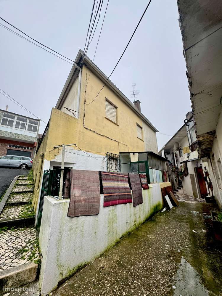 Camarate - Prédio de 2 andares de utilização independente-5