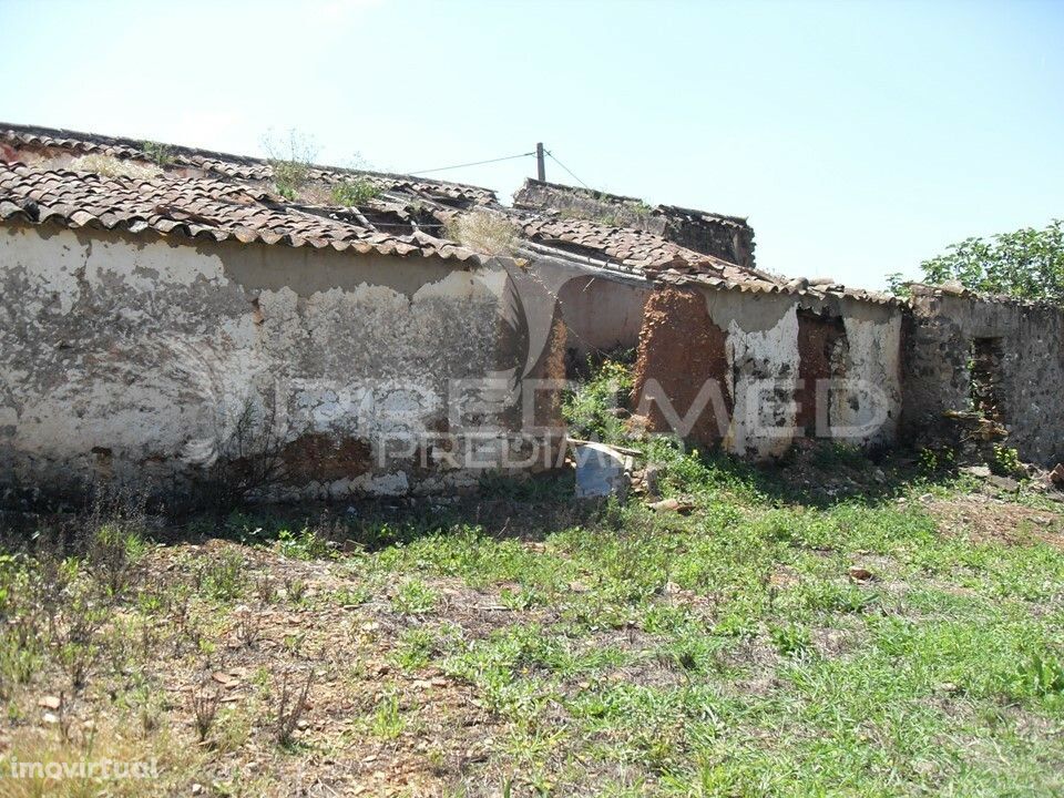 S. BARTOLOMEU MESSINES. Terreno misto com habitação em ruínas