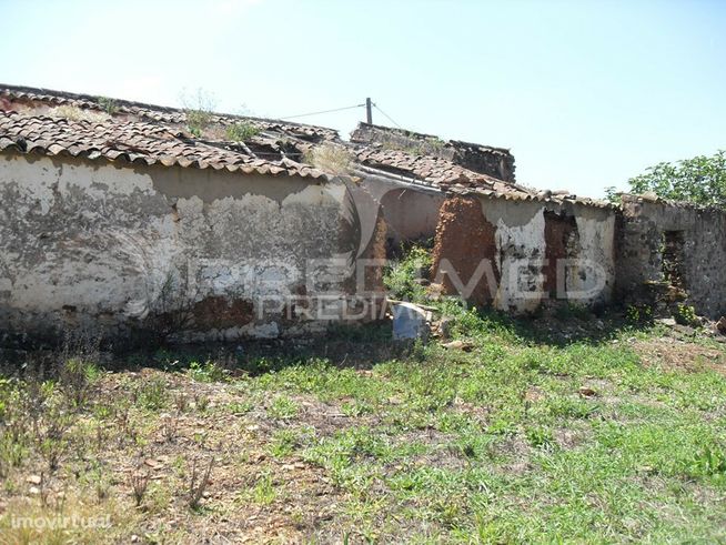 S. BARTOLOMEU MESSINES. Terreno misto com habitação em ruínas