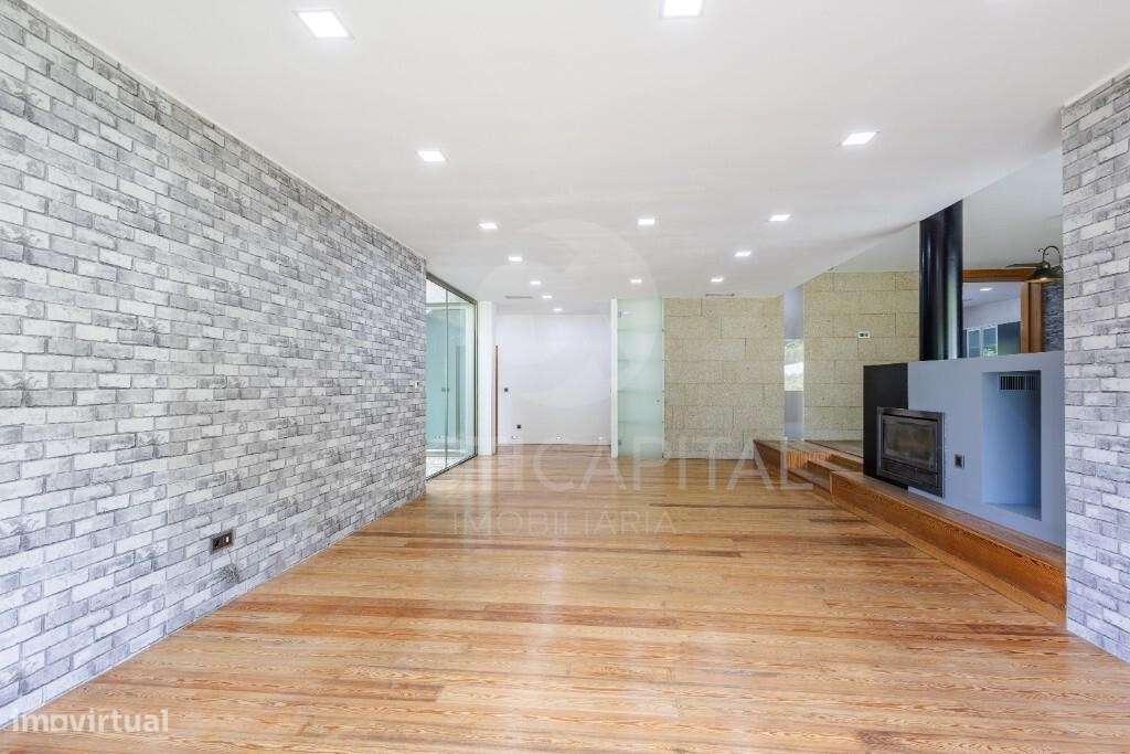 Moradia T4 Térrea de Luxo em Pedra com Terreno, Garagem e Levada Natur-8