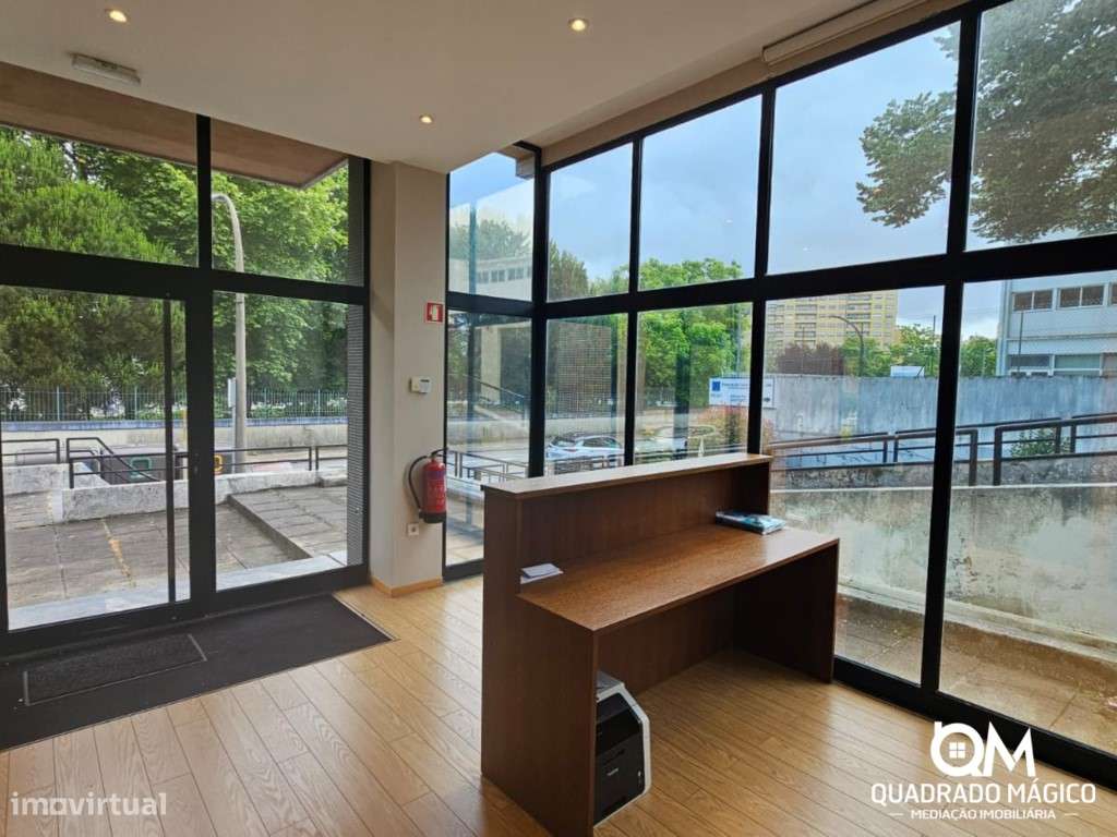 Loja à Venda em Ramalde com Localização Estratégica junto ao Hospit... - Grande imagem: 2/23