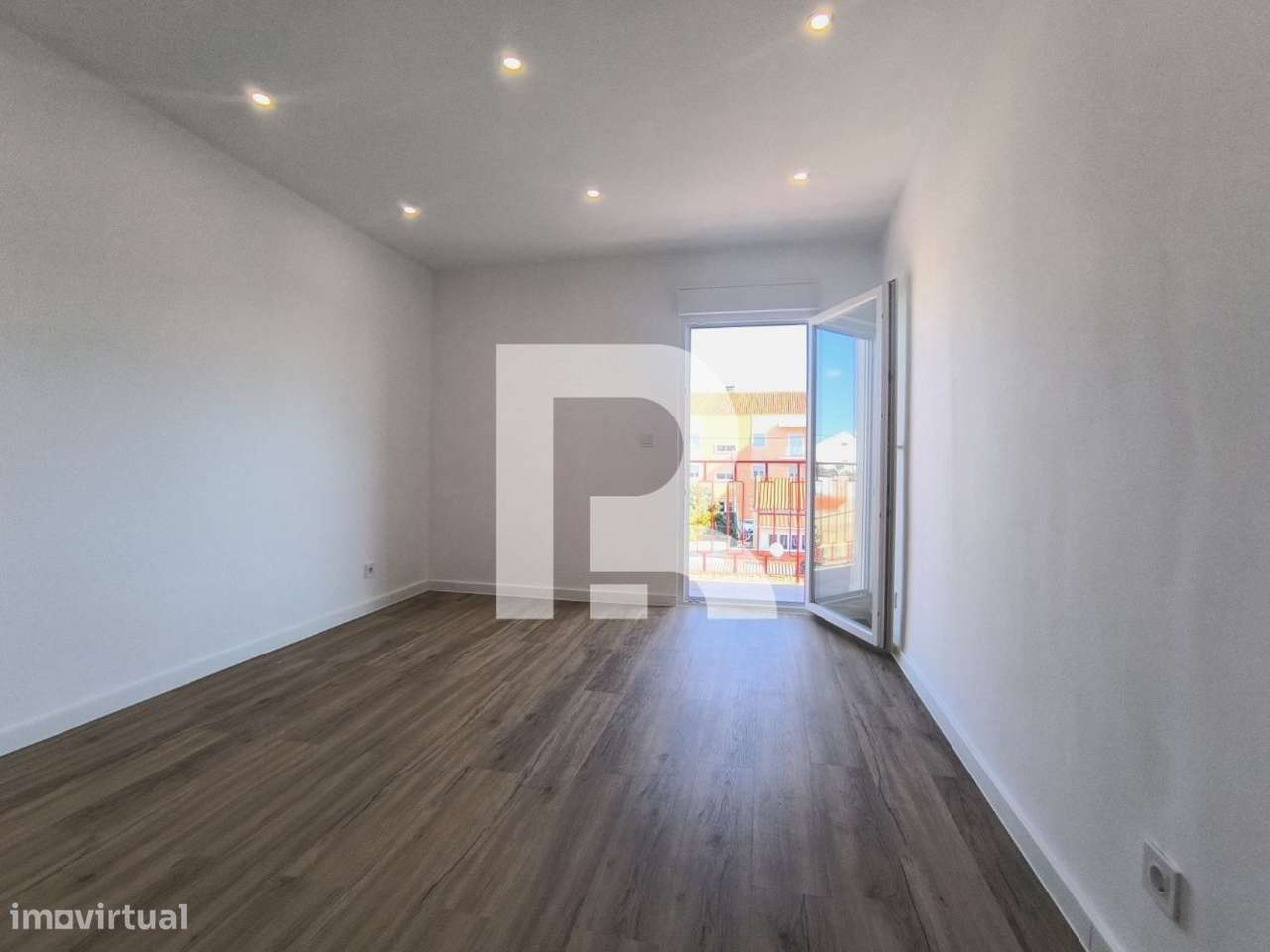 Apartamento T2 Remodelado em Camarate-15