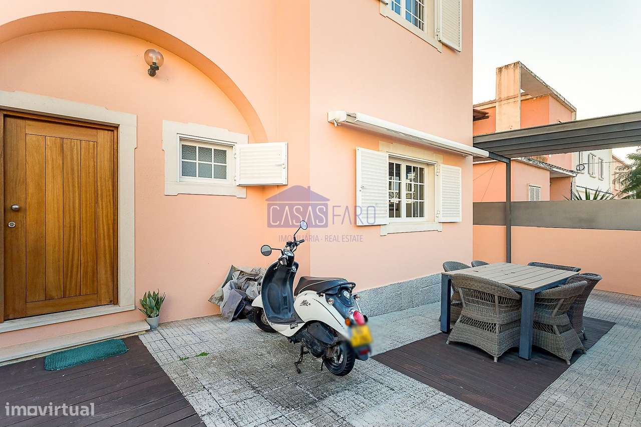 Imponente Moradia V3 de 3 pisos na zona da Avenida 5 de Outubro em Far-46