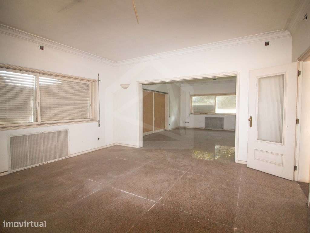 Quinta com 2 casas e 5 lotes de terreno em São João da Madeira - Grande imagem: 4/37