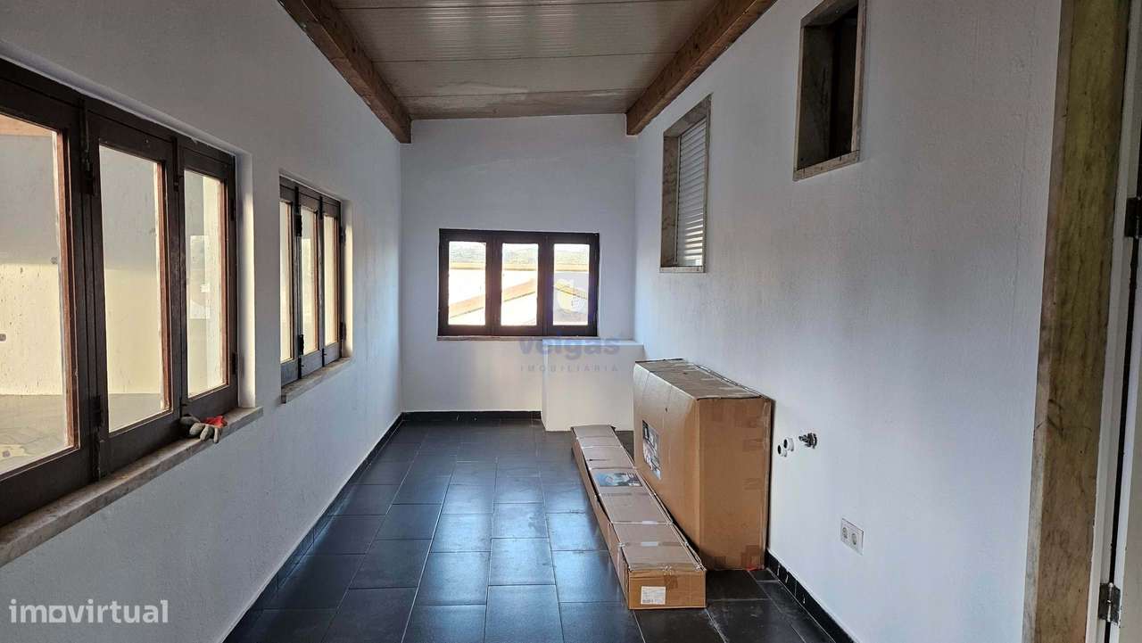 Edifício para Habitação e Comércio - Moradia T3 Renovada c/ Terraço e-28