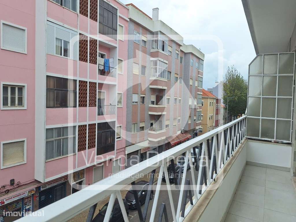 T4 totalmente remodelado no Barreiro com Varanda.-15