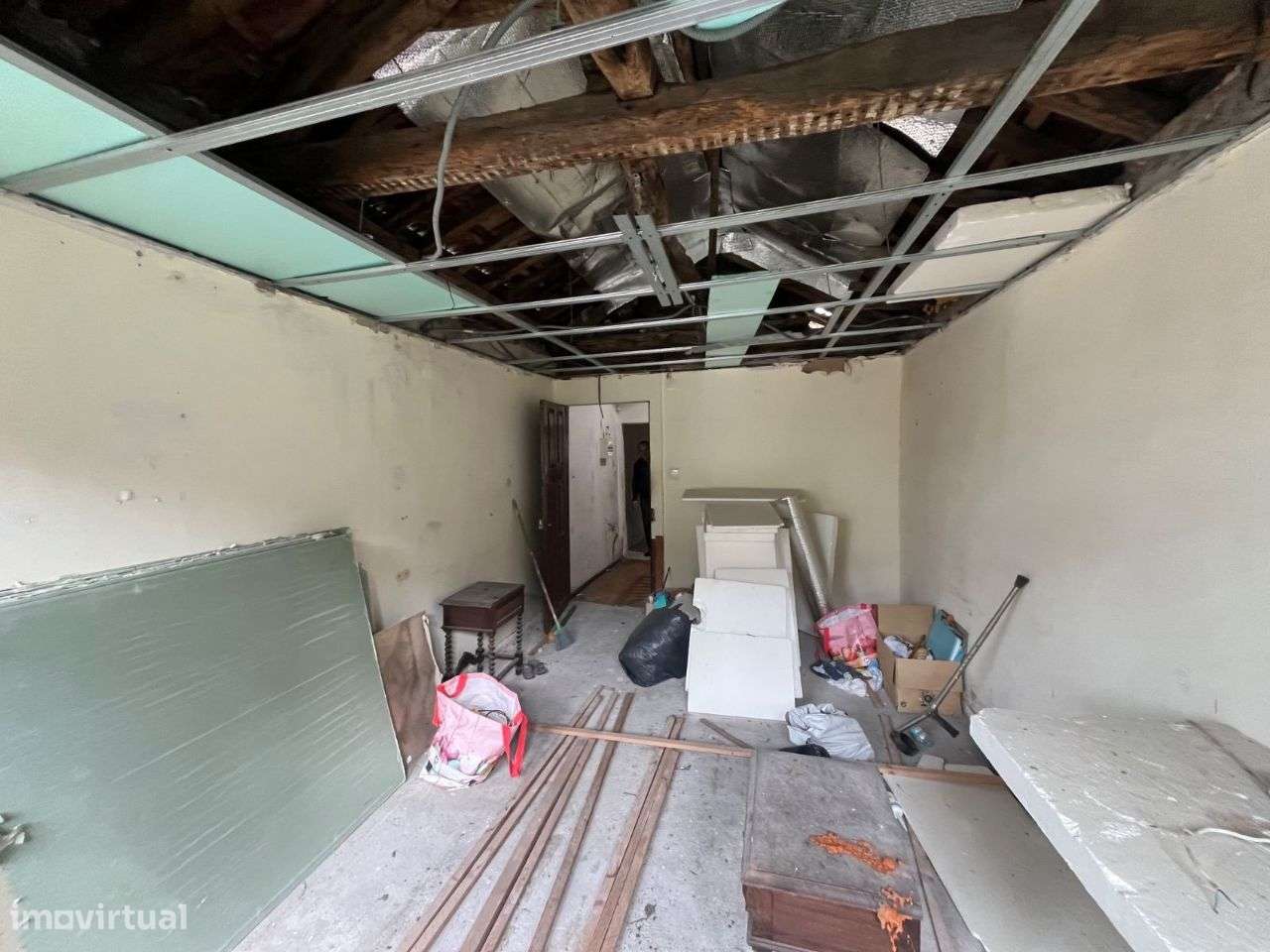 Prédio c/ 3 Pisos Para Recuperar na Sé (Porto) - Grande imagem: 2/19