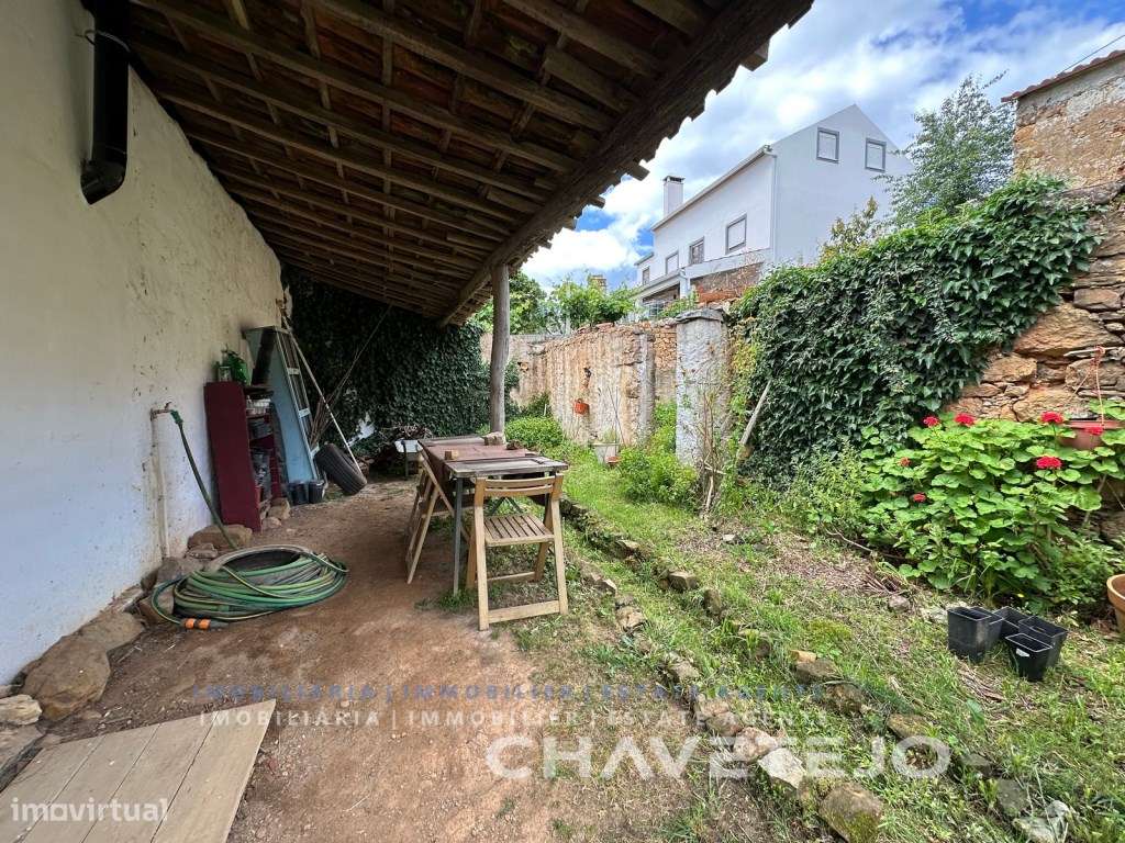 Quintinha com duas casas de campo e uma arrecadação a cerca de 4 km...-10