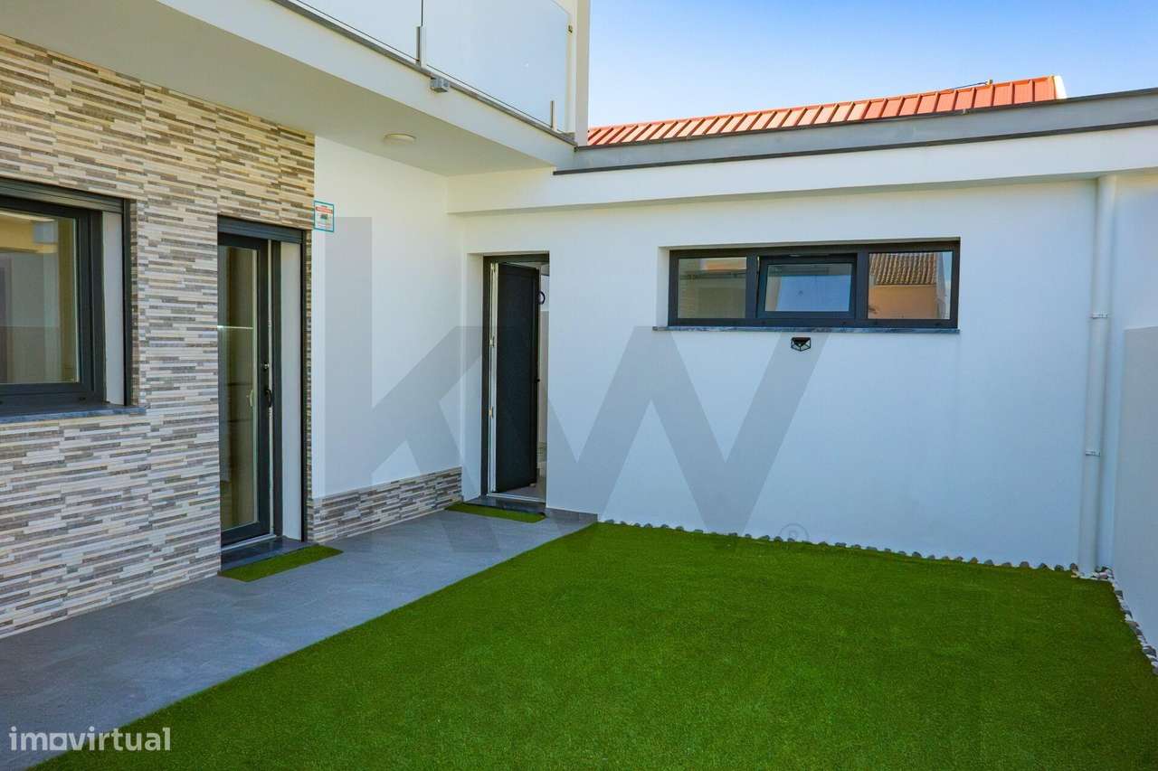 T3 Isolada em Famões: A Estreia Perfeita para a sua Família-45