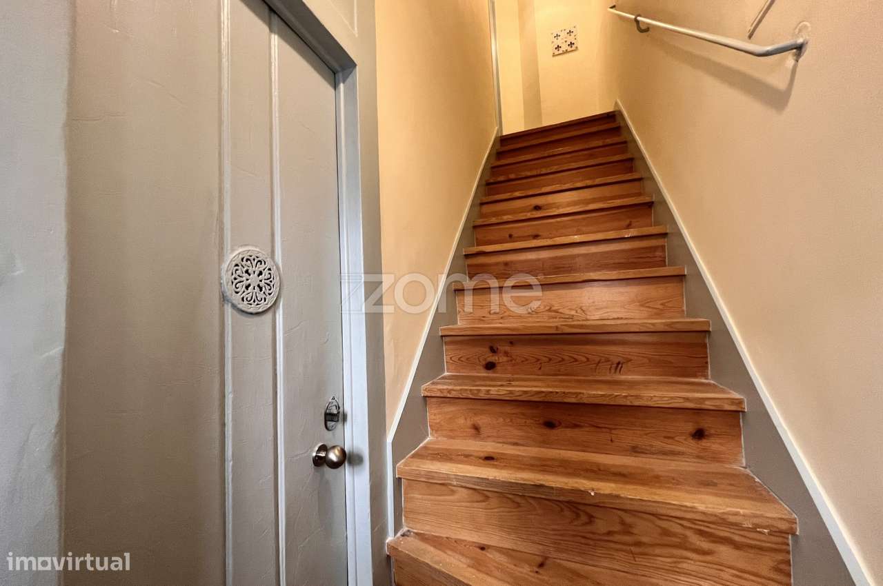 Prédio com 4 apartamentos e uma loja em Santa Catarina - Lisboa-27