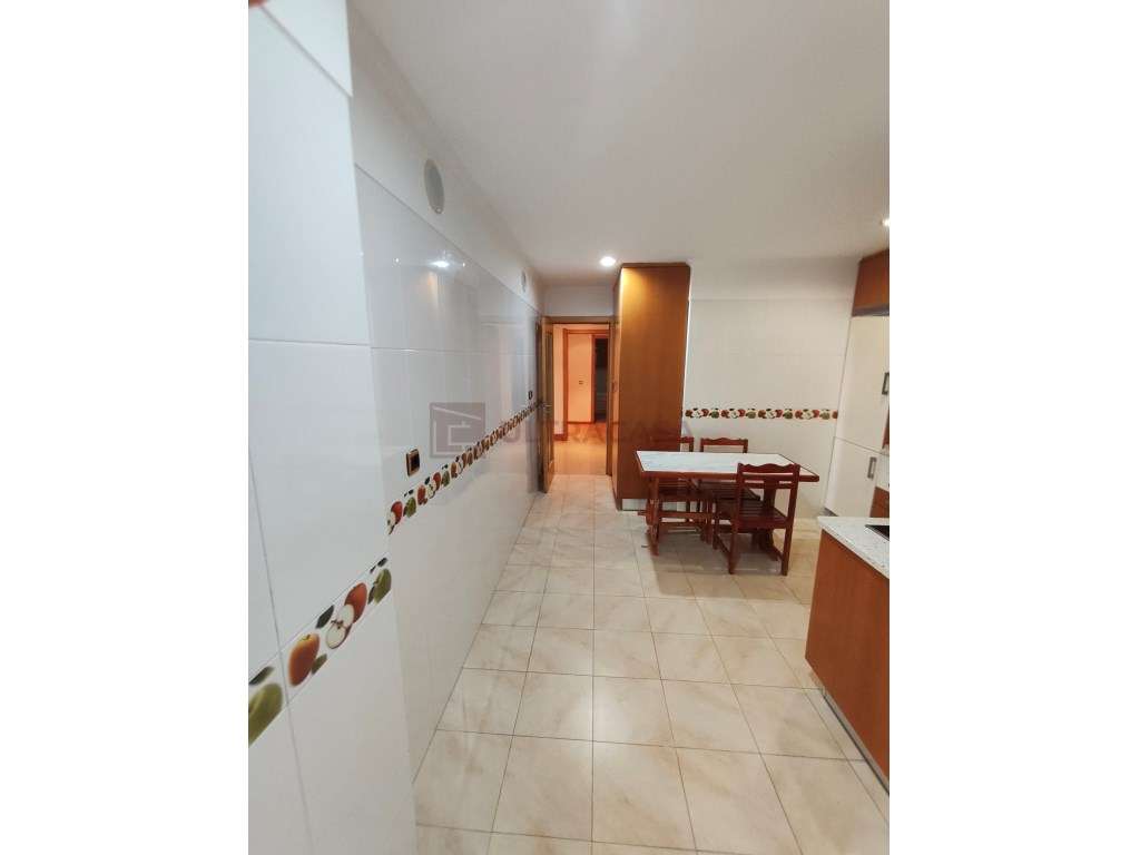 Arrenda-se T2 Mobilado e Equipado, com Parqueamento na Urbanização ... - Grande imagem: 4/45