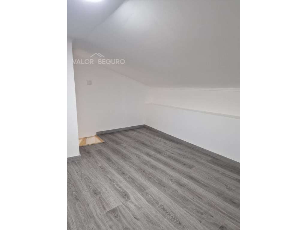 Moradia com 8 casas independentes em Sobralinho-7