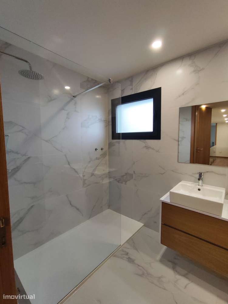 Moradia V3 geminada com boa orientação - Grande imagem: 5/6