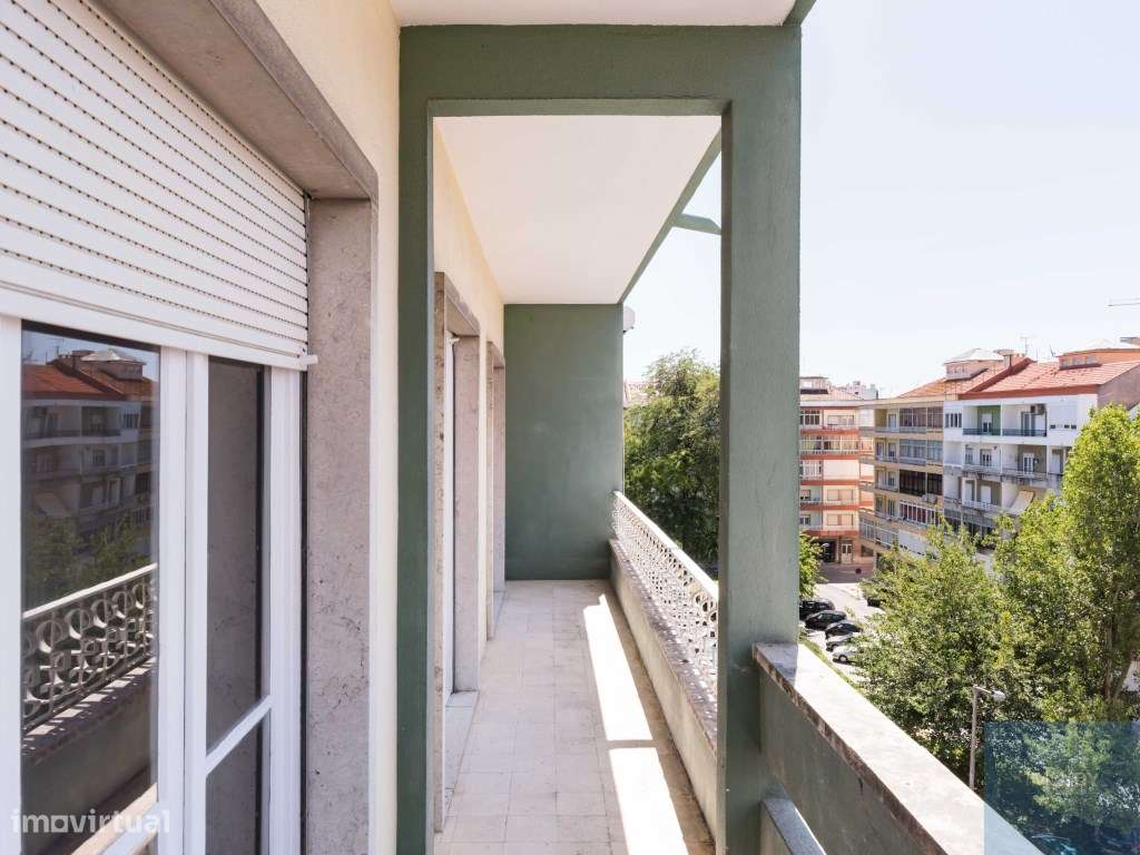 Apartamento T4 com Varanda no Último Piso em Alvalade Junto ao Camp...-0