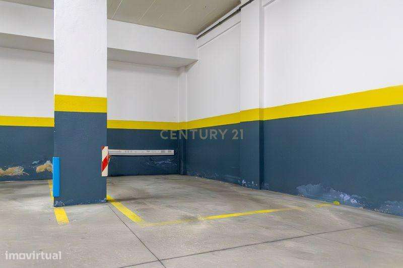 Apartamento T2 com elevador, lugar de estacionamento e arrecadação na-29