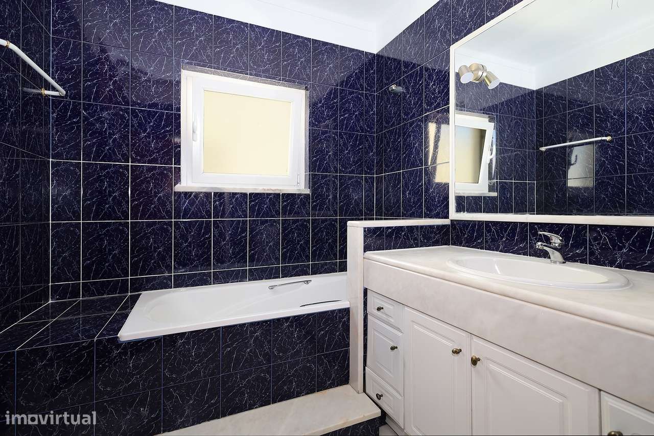 Moradia com duas fracções – Rentabilidade Imediata – Porto Salvo – Oei-39