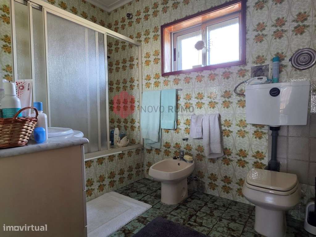 Moradia T3 de três frentes, com três pisos, anexos e garagem, inser...-12