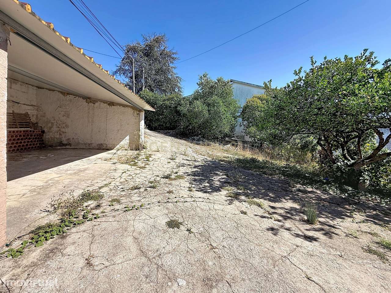 Moradia Espaçosa com 5 Quartos, Garagem Dupla e Vistas Deslumbrantes s-48