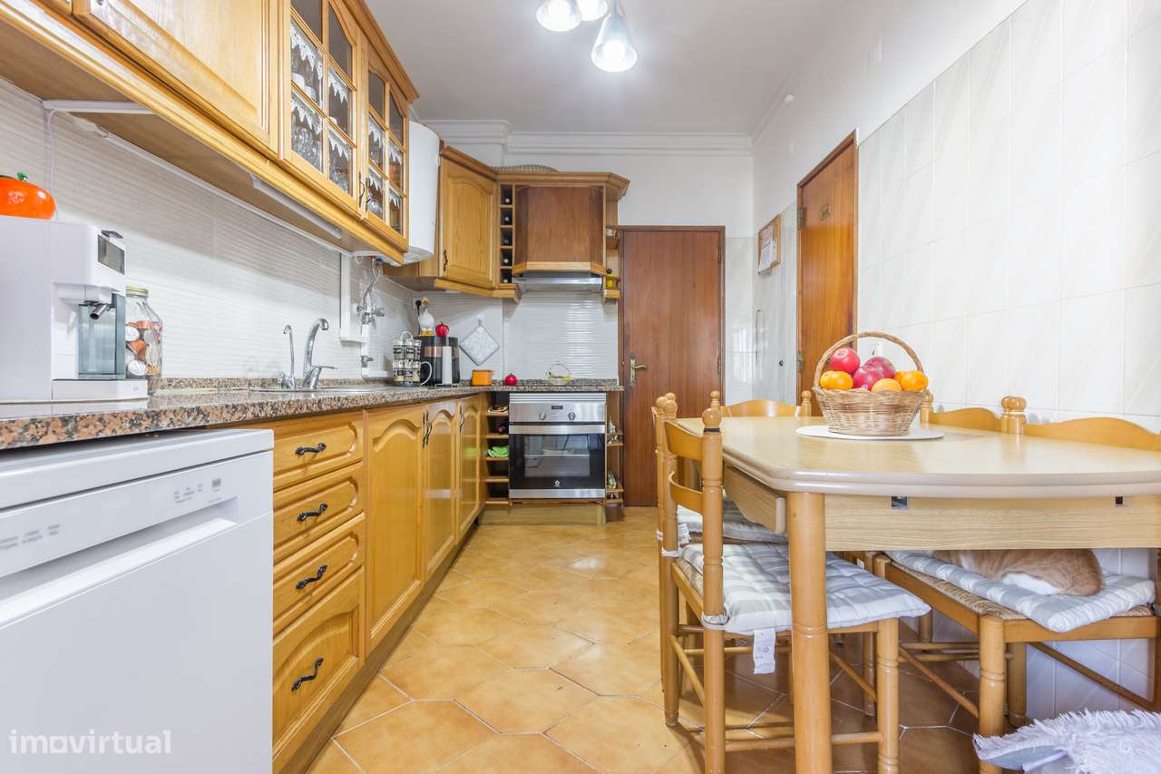 Apartamento T2 na Baixa Da Banheira na Rua do Mercado.-11