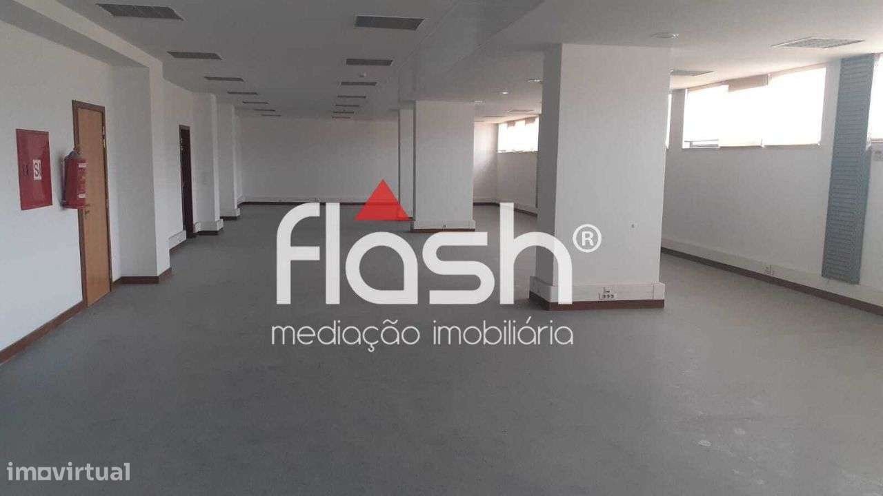 Venda de Espaço de loja/escritórios no Restelo-31