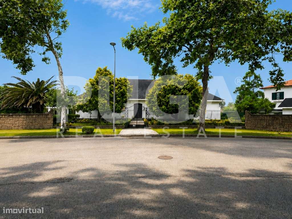 Moradia T5 em Miramar | Lote de 1.135 m² a escassos metros da Praia-1