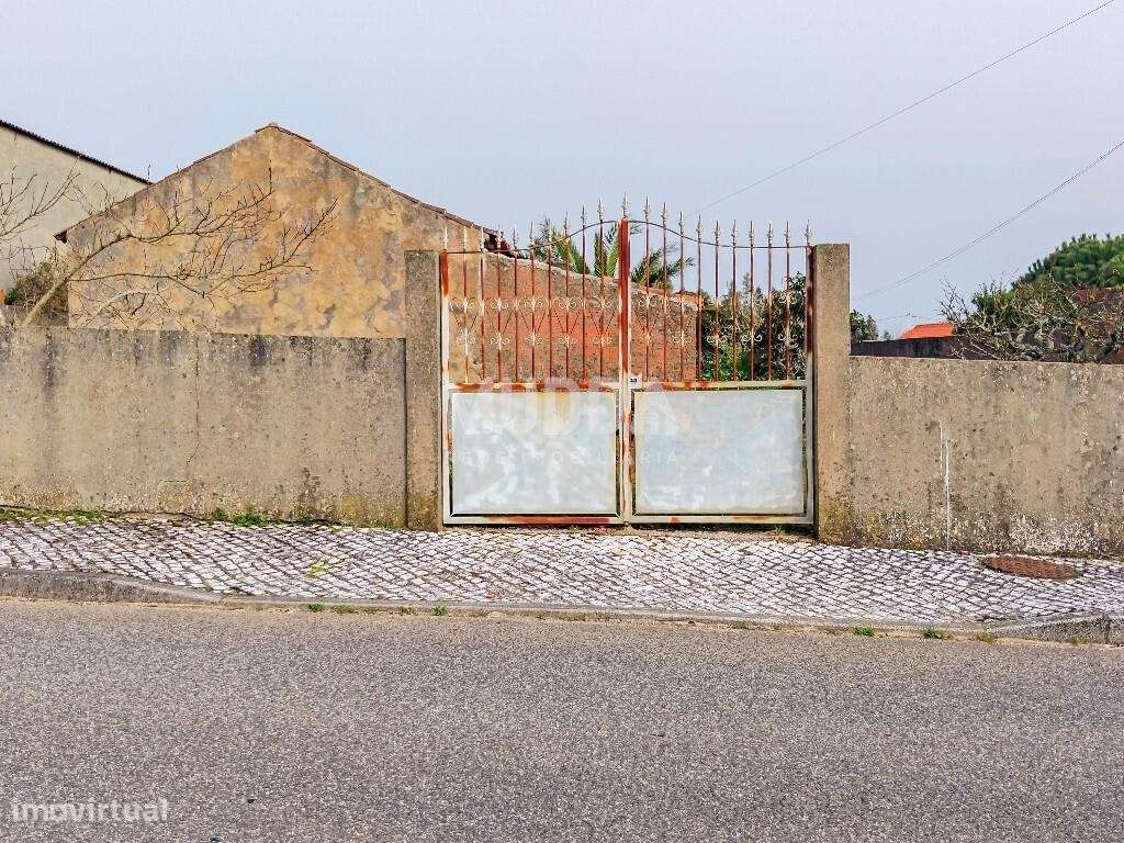 Ruína para recuperar com terreno de 1.050 m2 poço e árvores de fruto A-17