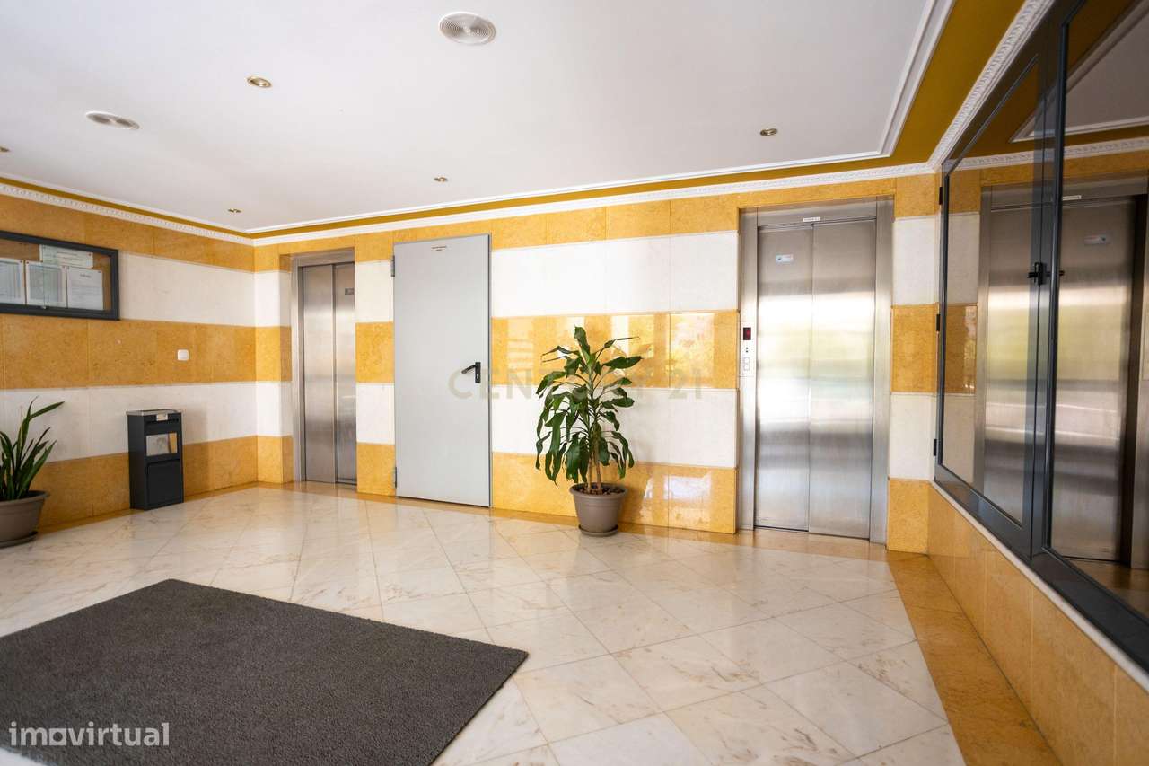 Apartamento T2 na Ribeirada com Garagem e Arrecadação-43