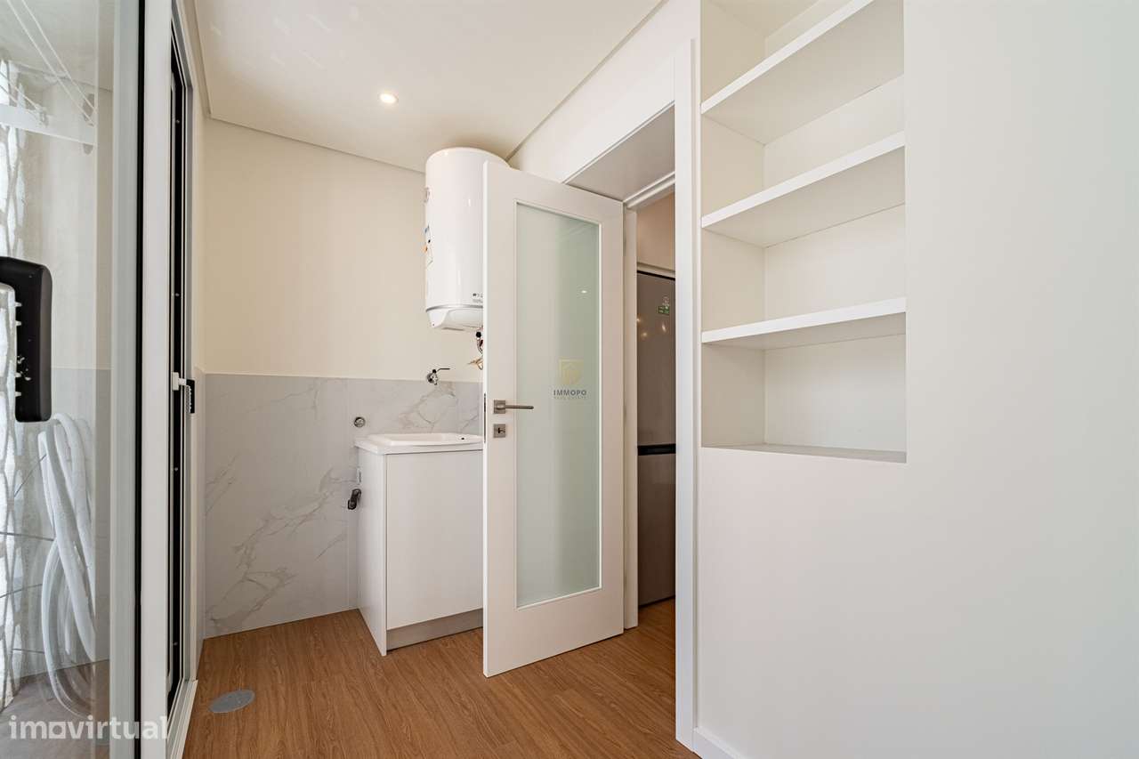 Apartamento T4 totalmente remodelado na Avenida da Boavista, Porto.-7