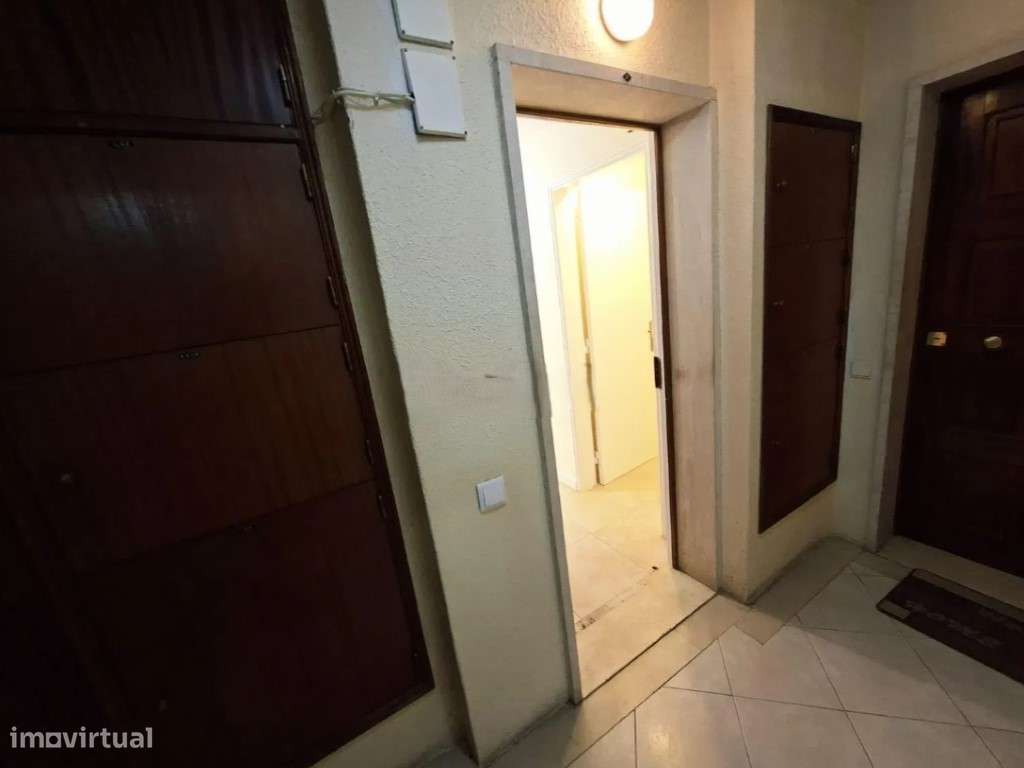 Apartamento T2 Remodelado na Tapada das Mercês-21