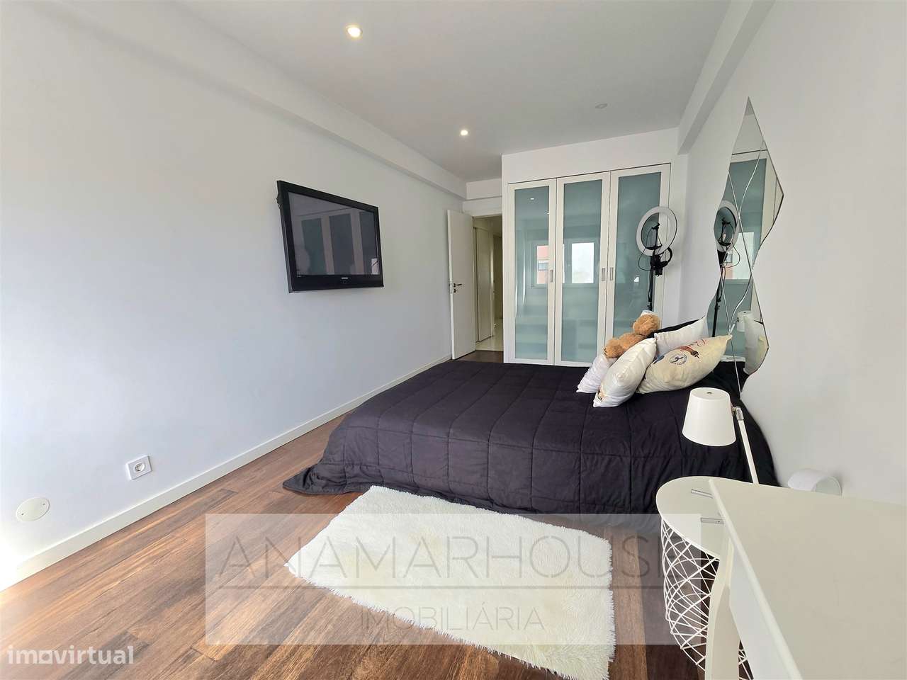 T2 Remodelado com Box para 2 Carros | Open Space 37m² | Vista Verde |-19