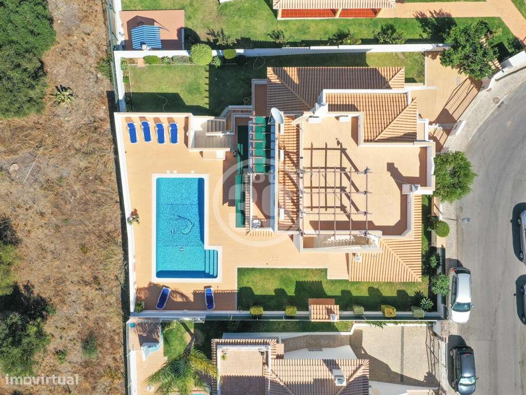 Excelente moradia com 4 quartos, vista mar, ampla garagem, piscina ... - Grande imagem: 4/51